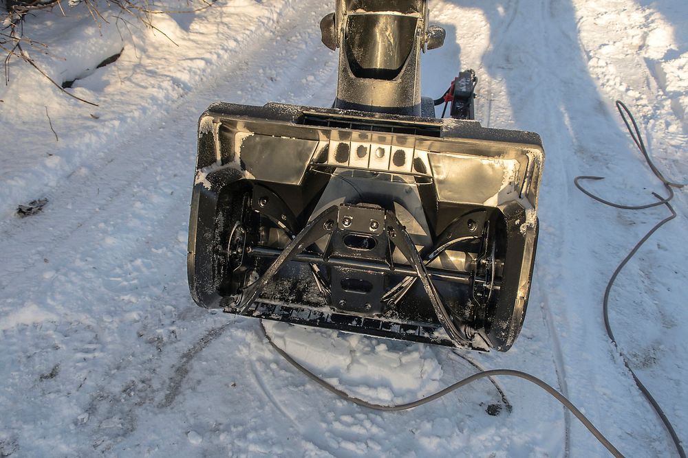 Cotechkjeften: Cotech har en litt annen konstruksjon på snøvalsen og den kommer litt for langt ned mot underlaget som gjør at den kaster snø bakover mot brukeren.  