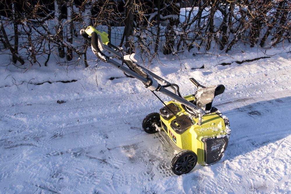 På batteri: Ryobifreseren er en svært brukervennlig og stillegående sak med store hjul og en svært lettoperert spak for å dreie snøutkastet. Det er et rom til batteri, og pussig nok et til for et reservebatteri uten aktive strømkontakter.  
