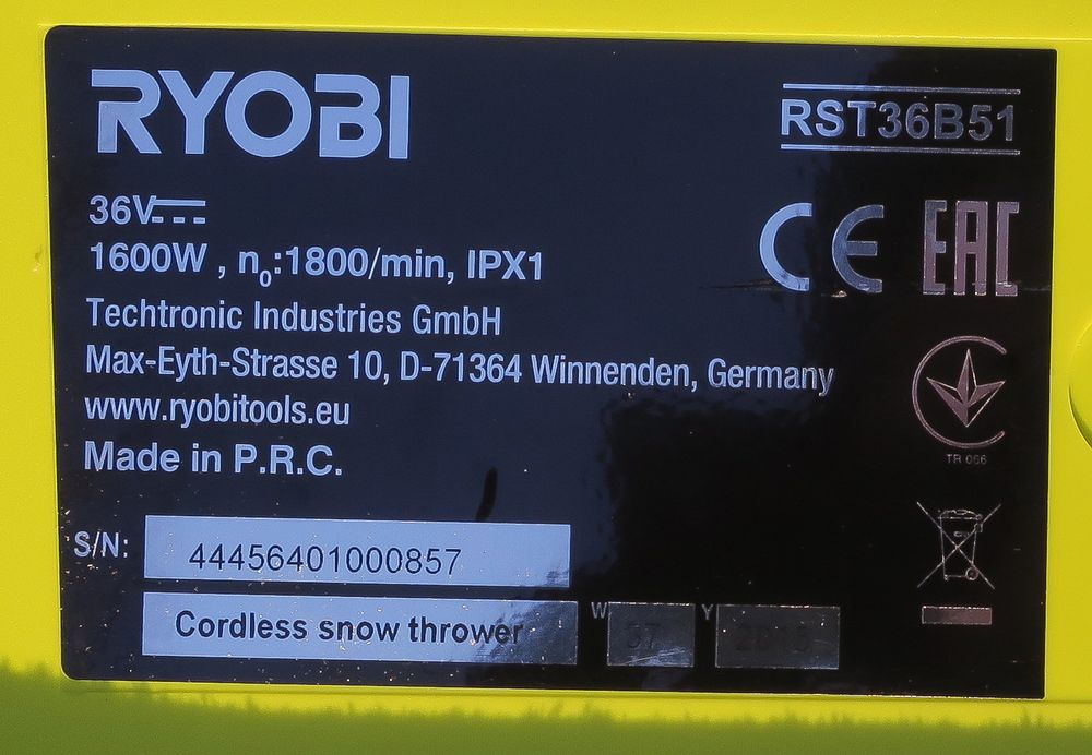 Laget i Kina: Snøfreseren fra Ryobi er laget i Kina i følge merkelappen og fresen roterer i med 1800 o/min 