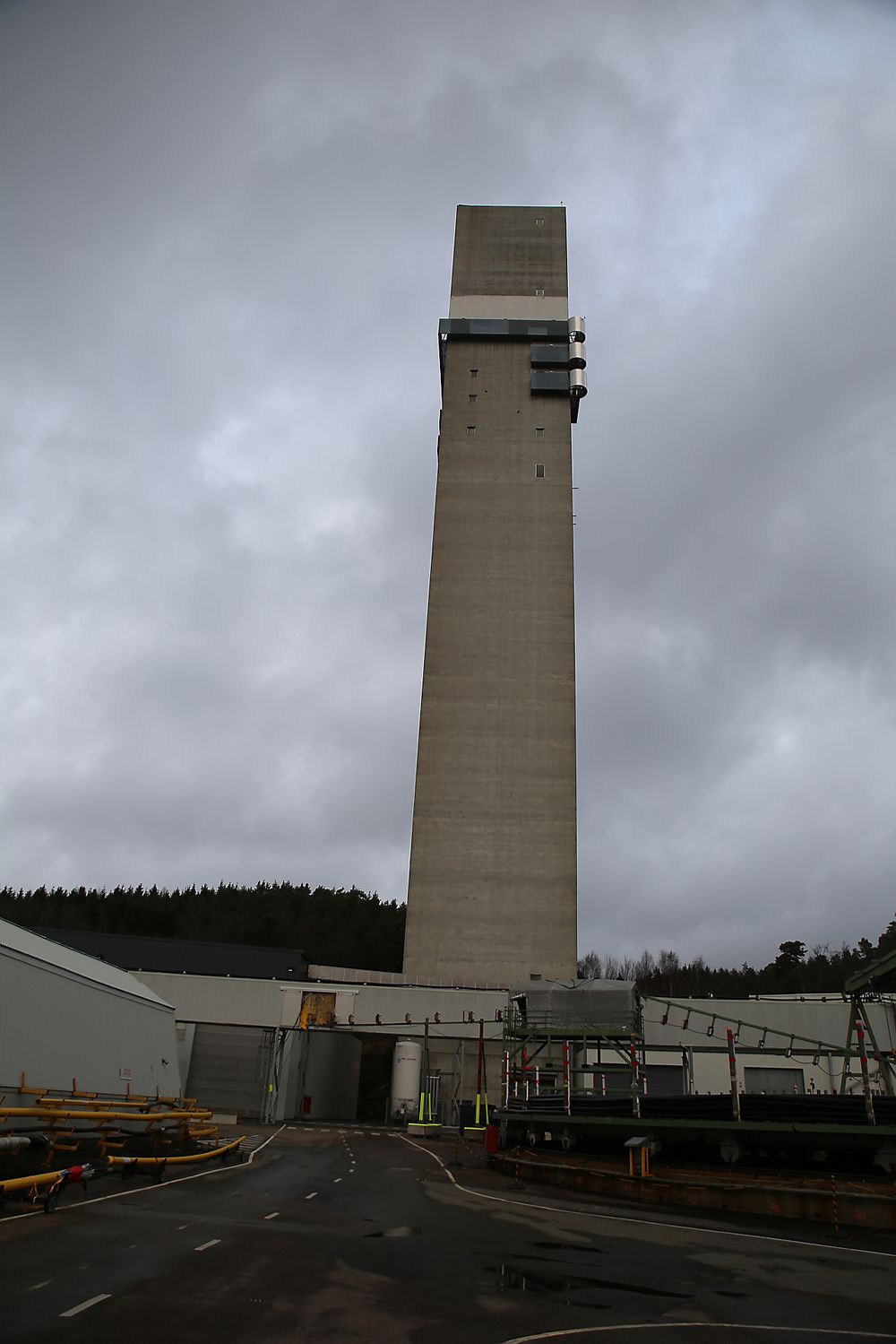 10. I det ca. 122 meter høye Nexans-tårnet påføres kobberledere en PEX-isolasjon.
