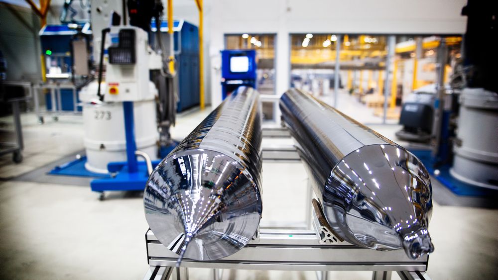 3. De ferdige ingotene kjøles ned før de blir saget i firkanter med avrundede hjørner. Deretter går ingoten inn i et fullautomatisert blokksenter, som skjærer ingoten opp i lengder, pusser og polerer den. 