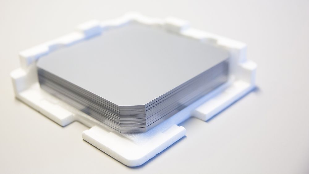 5. Her er ferdig kuttede waferskiver, typisk 0,15 millimeter tynne, klare til å bli til solceller. 