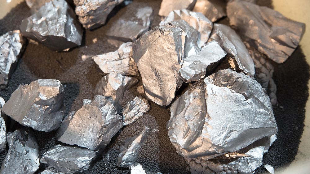 Et støvkorn kan ødelegge hele prosessen. Da må materialet smeltes på nytt, eller kastes.