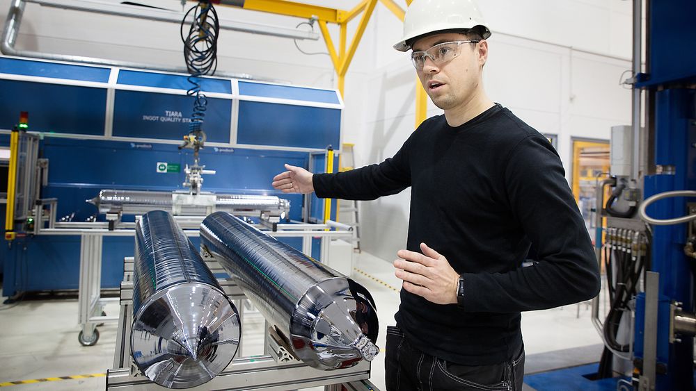 Mer effektivt: Ovnene er bygget om slik at det nå kan lages to ingoter i samme digel, i stedet for en. Når den første ingoten er heist opp i ovnstårnet, etterfylles knust silisium mens den første ingoten kjøles ned, forklarer Børge Selstad. Den nye prosessen kalles Recharge.