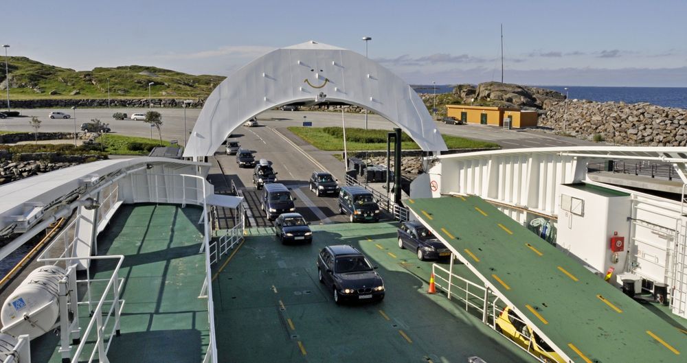 MF "Stavangerfjord" slipper biler ombord på Mortavika. Senest i 2019 får den avløsning av større båter. De som vil drive dem, må gi anbud innen 2. juni. (Foto: Anders Haakonsen).