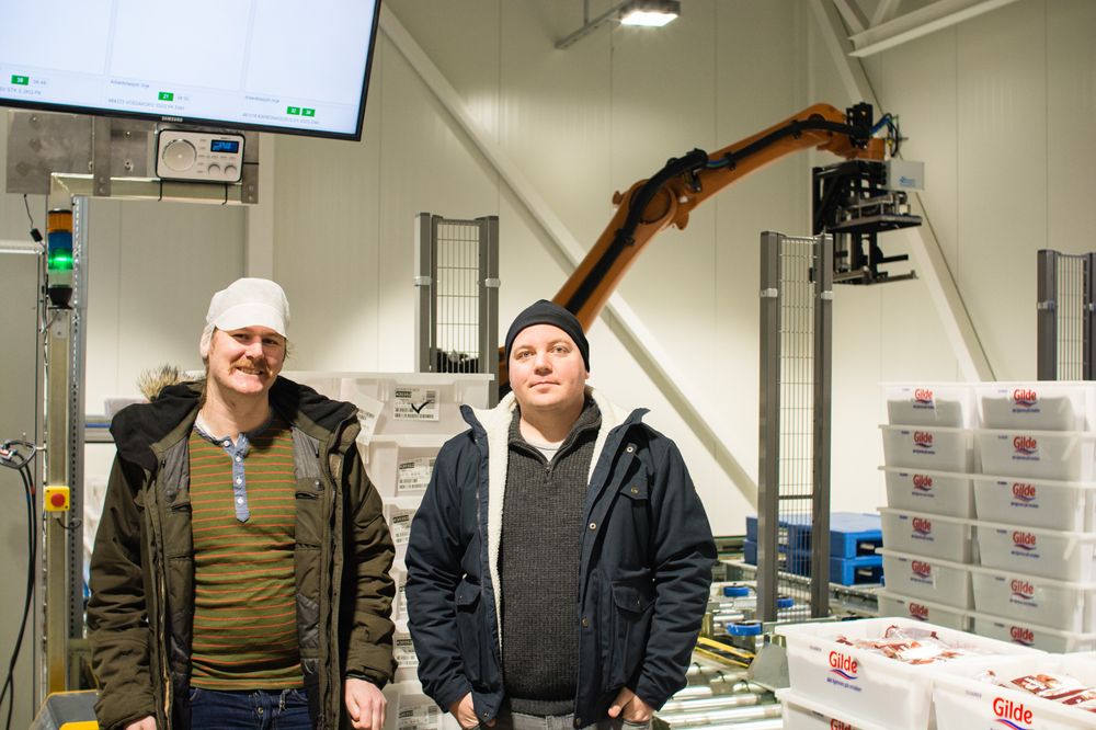 Tor Einar Gudmestad og Kjetil Braadland fra Bouvet er i gang med å implementere nytt robotstyrt  kundesorteringsanlegg for Nortura.