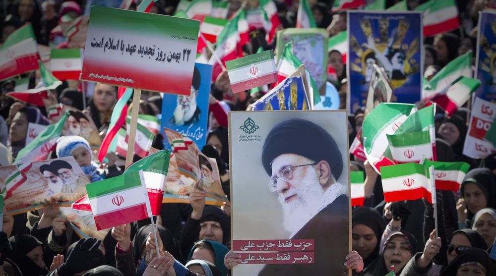 Opptrappingen av nettsensuren kom dagen etter feiringen av 33-årsdagen for revolusjonen. Bildet er fra Azadi-plassen i Teheran der folk sto med flagg og med bilder av den øverste leder, ayatollah Ali Khamenei.