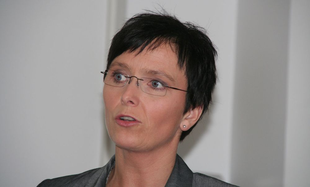 Fornyingsminister Heidi Grande Røys nøyer seg ikke med å kreve åpne dokumentformater. Nå vil hun også ha et mer tilgjengelig språk i statlige dokumenter som skal utveksles med borgerne.