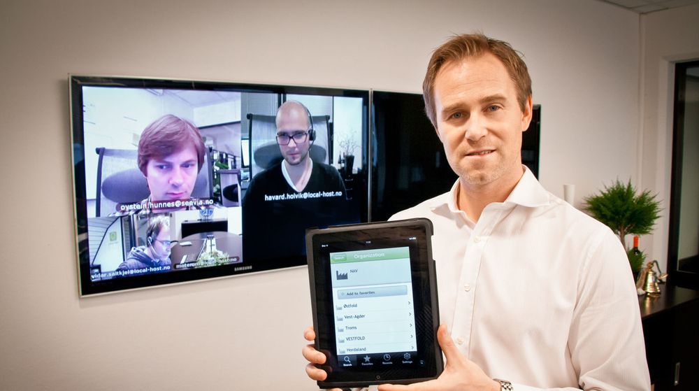 Jørn Mikalsen viser Seevia-appen på iPad, som gjør det enkelt å etablere videokonferanser mellom alle som er oppført i videofoni-katalogen.
