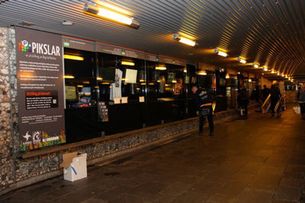 Her i den ellers triste undergrunnstraséen på Jernbanetorget får reisende ta del i 20 års datakunst.