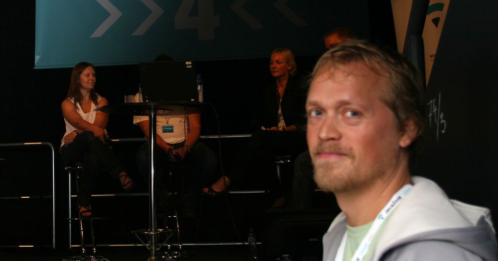 Misfornøyd med norske ruteopplysninger på mobil: Bjørn Solnørdal Tennø, interaksjonsdesigner fra Iterate. Her på debatt om åpne offentlige data på Javazone-konferansen.