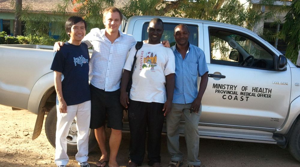 Lars Helge Øverland på support-besøk i Kinango District i Kenya, med Shinichi Suzuki fra dete japanske utviklingsdirektoratet JICA og to representanter for kenyanske helsemyndigheter.