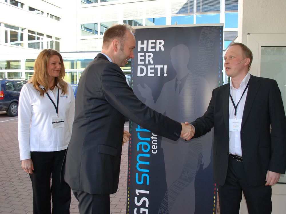 Daglig leder Sigmund Berle Jensen i GS1 Norway tar i mot nærings- og handelsminister Trond Giske som torsdag åpnet GS1 Smart Centre, Nordens første innovasjonssenter for effektiv handel og logistikk.