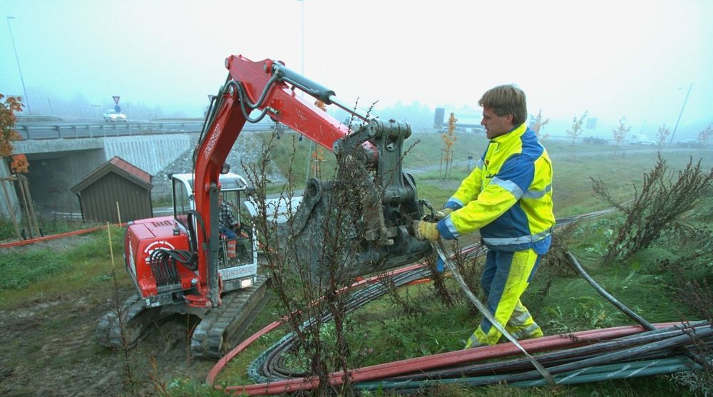 Å bygge ut bredbåndsinfrastruktur er kostbart. Derfor har myndighetene gått inn med millionstøtte til flere av prosjektene. I Nordland skal en av utbyggerne ha vært litt vel ivrig med viderefaktureringen. Bildet er fra Skesdsmo i 2003, der Veidekke gravde grøfter for å plassere fiberkabler. 