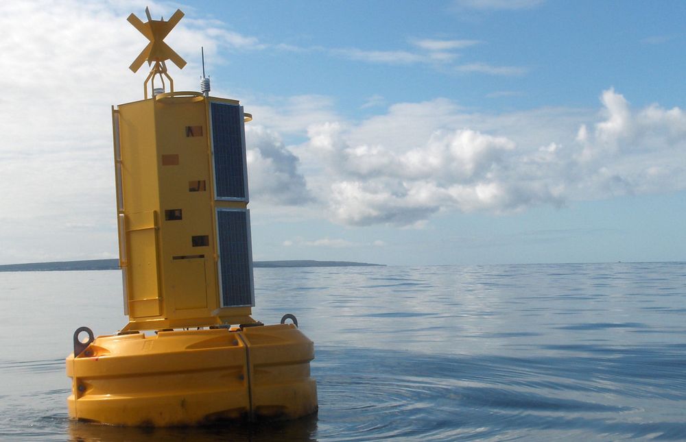 Informasjon samlet inn av sensorene i denne bøyen i Galway Bay i Irland &#8211; om vannkvalitet, bølgeforhold med mer &#8211; gjøres tilgjengelig for forskere, fiskere, miljøorganisasjoner og publikum i sanntid. «SmartBay»-systemet er utviklet av IBM og Marine Institute of Ireland. (foto: Marine Institute of Ireland)