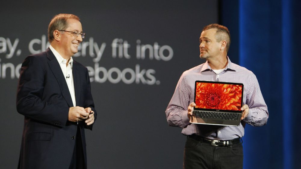 Jeff Clarke fra Dell viser selskapets nye Ultrabook til Intel-sjef Paul Otellini, på forbrukermessen Consumer Electronics Show i Las Vegas tirsdag. Ultrabook er en formfaktor som kan bidra til å relansere pc-markedet, tror Gartner.