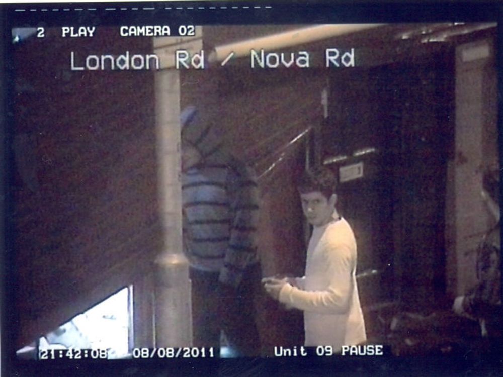Dette er et av bildene som London-politiet har lagt ut på Flickr i håp om at noen skal kjenne igjen bråkmakere. En egen utviklergruppe arbeider for å effektivisere arbeidet med å identifisere dem som overvåkningskamereaer har fanget opp under opptøyene og plyndringen.