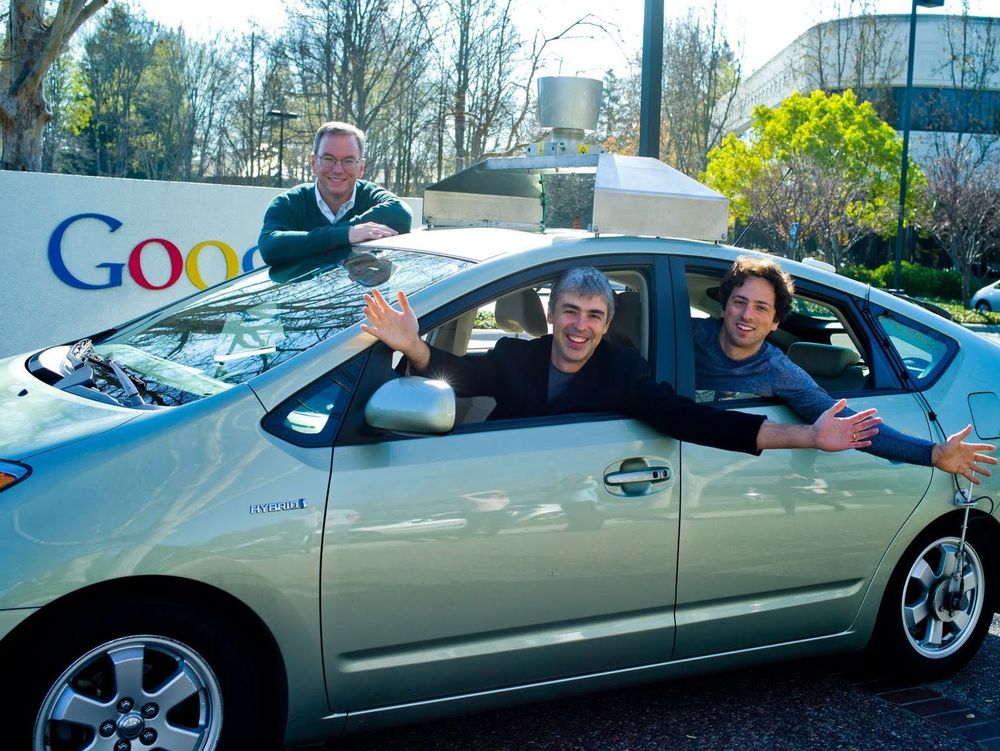 Google-triumviratet i selvkjørende miljøbil, fra venstre Eric Schmidt, Larry Page og Sergey Brin. Bildet er tatt 20. januar 2011, rett før kunngjøringen om ledertrioens nye rollefordeling.