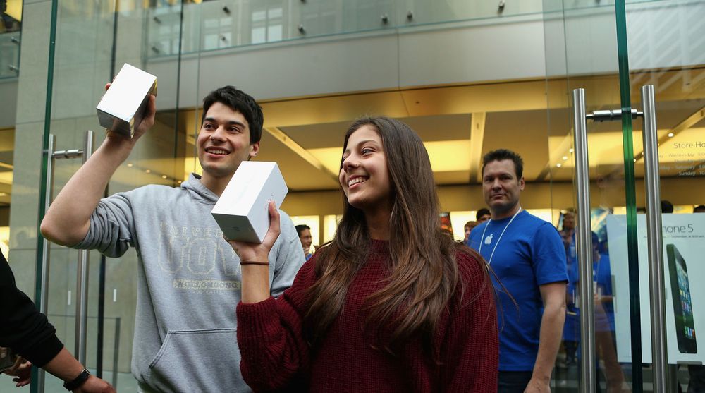 I Sydney kunne de to første kundene til Apple sikre seg iPhone 5, natt til fredag norsk tid. Interessen rundt Apples nye telefon har vært enorm og analytikerne forventer at det blir solgt over 10 millioner telefoner bare denne helgen.