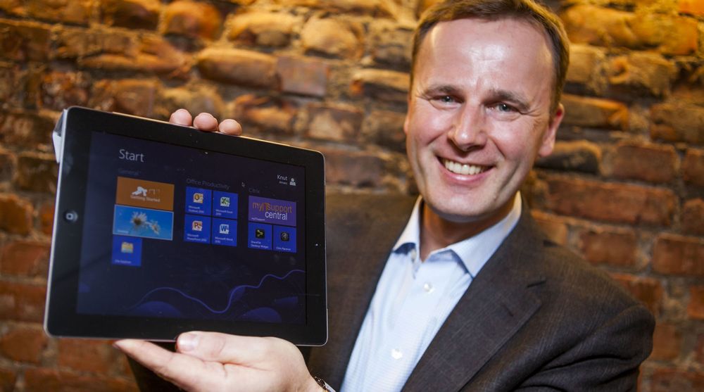 I denne verden er alt mulig: Knut Alnæs viser hvordan berøringsgrensesnittet til Windows 8 forenkler betjeningen av en virtuell Windows-pc på en iPad.