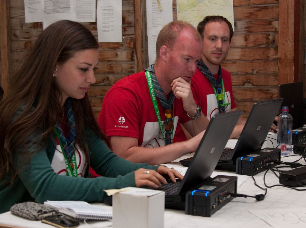 Landsleirens pressemedarbeidere Natalie Godeset (tv), Even Ellingsen og Eivind Sondre Strand gjør jobben på resirkulerte pc-er fra Greentech. Foto: Håkon Broder Lund/Norges speiderforbund.