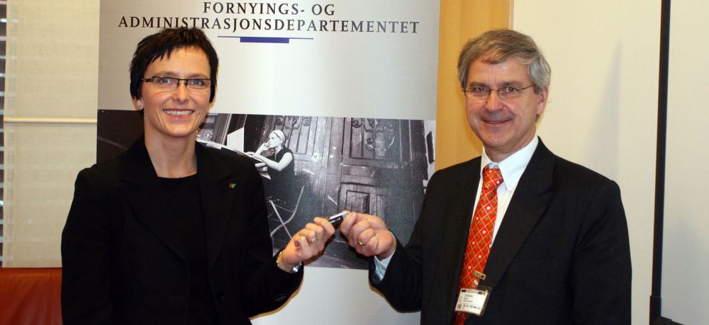 Fornyingsminister Heidi Grande Røys mottok i dag forslaget til obligatoriske standarder for multimedia i offentlig sektor fra leder av Standardiseringsrådet, Olaf Østensen.