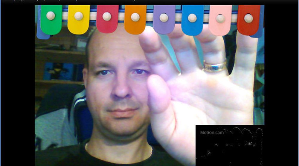 Artikkelforfatteren tester bevegelsesstyring i webapplikasjonen "Magic Xylophone" med Chrome 21 beta og en pc med kamera. I feltet nederst til høyre vises bevegelsene som applikasjonen fanger opp.