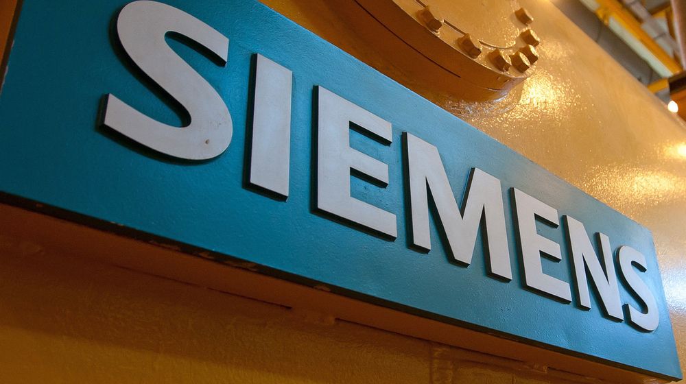 Etter å ha betalt 75 millioner kroner tilbake til Forsvaret i 2006 etter en overfaktureringsskandale, nektet Siemens Business Systems å vedta en foretaksbot på 9 millioner kroner til Staten. Rettssaken endte med frifinning for grovt bedrageri, og nå er det Staten som må punge ut til selskapet.