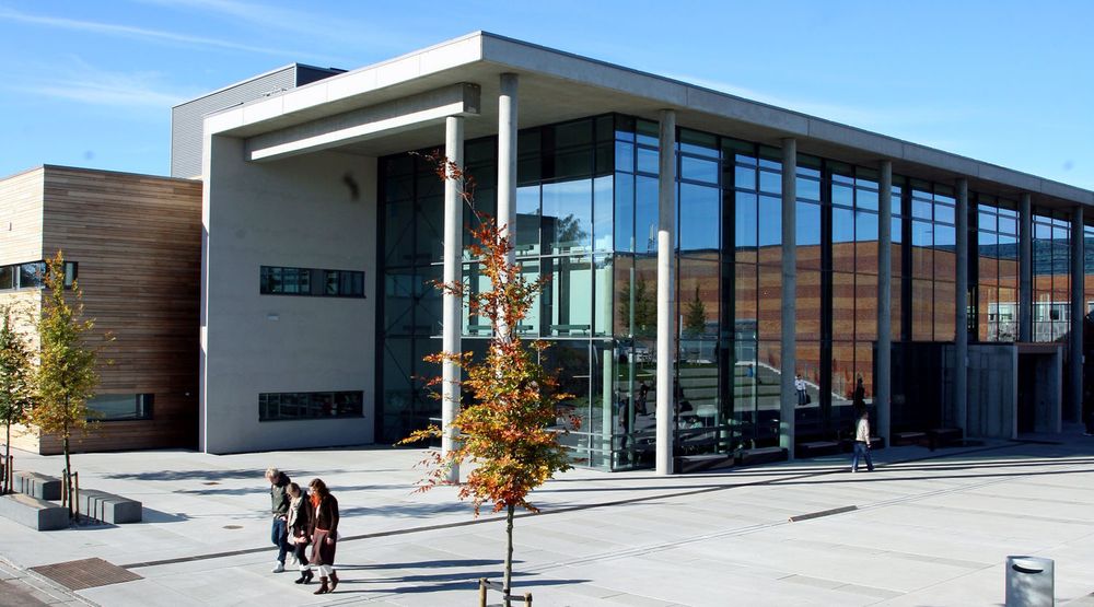 Høgskolen i Vestfold holder til på Bakkenteigen i Horten kommune. Dette bygget, hvor lærerutdanningen holder til, ble ferdigstilt i oktober 2010.