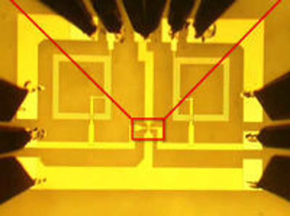 Nederst vises hele den integrerte kretsen, inkludert kontaktpunkter. Øverst vises grafen-transistoren.