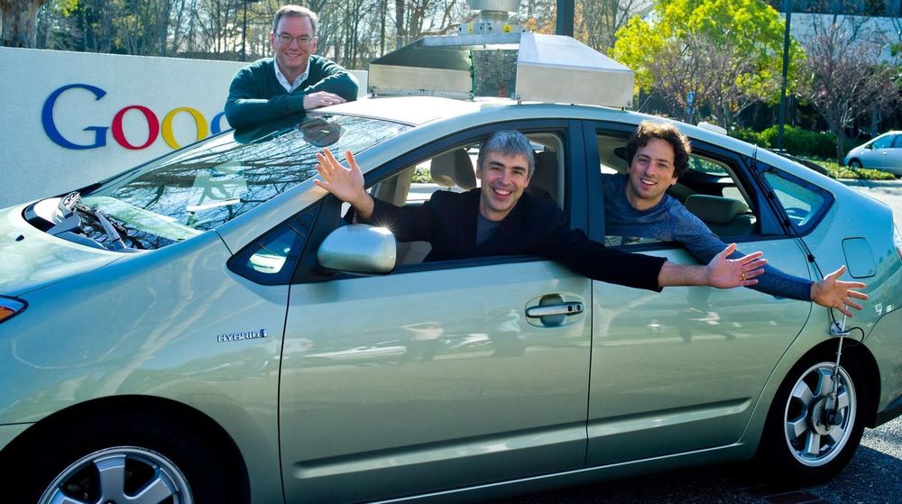 Her er er en av Googles førerløse biler, sammen med toppsjefene (fra venstre) Eric Schmidt, Larry Page og Sergey Brin.