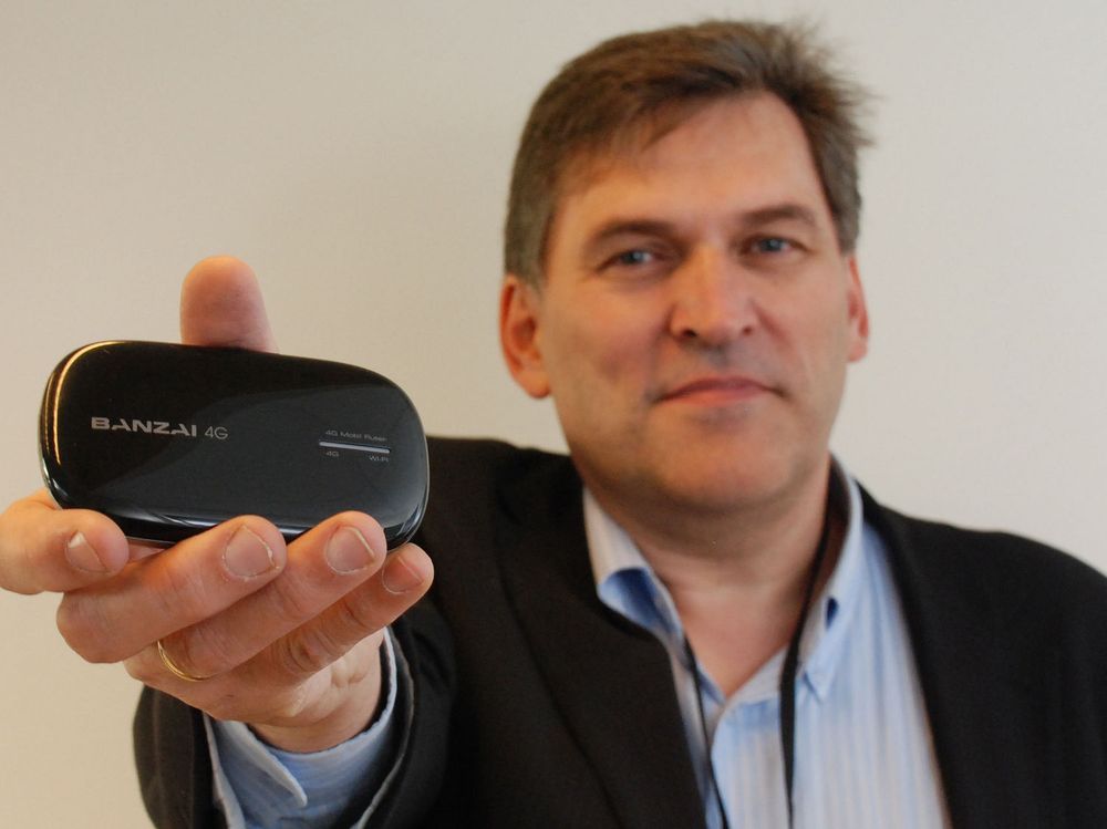 Administrerende direktør Trond Nedregård i Nextnet viser ruteren Banzai der opptil fem brukere kan dele en internettforbindelse over Wimax.