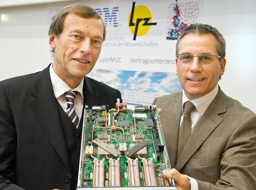 Professor Arndt Bode ved LRZ og Martin Jetter ved IBM med en prototyp av en komponent som skal brukes i tyske SuperMUC.