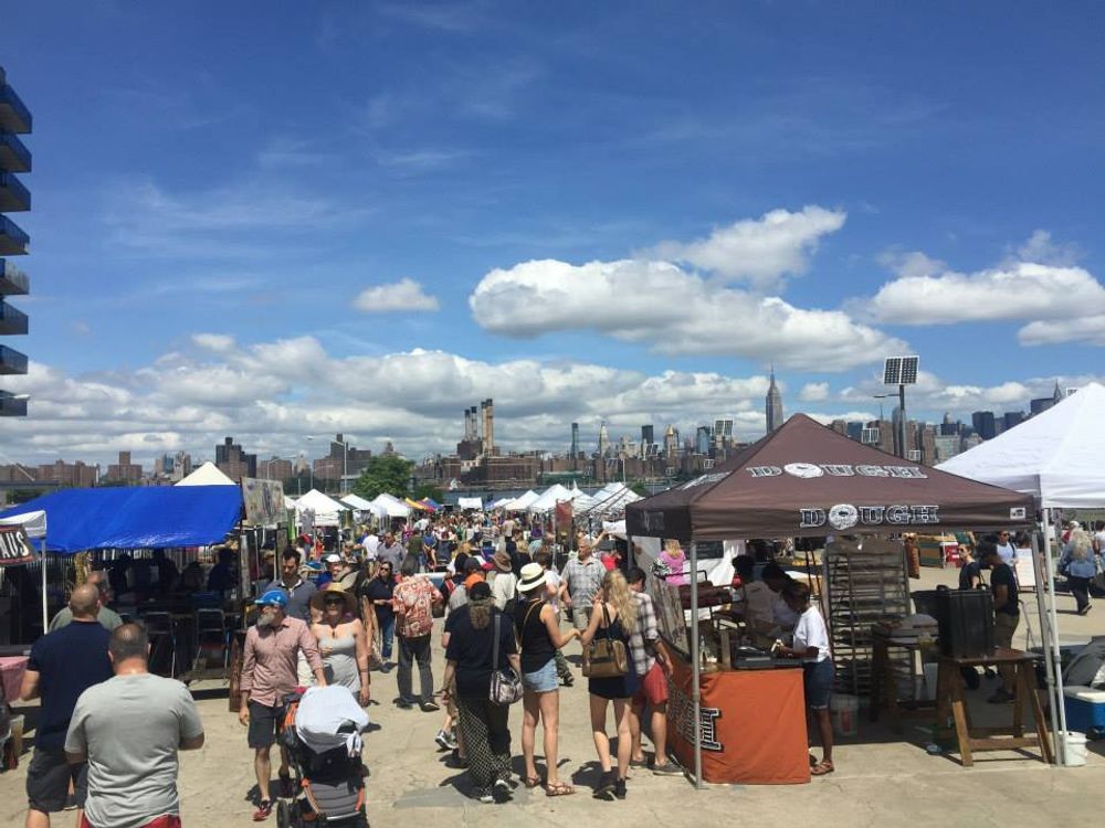 HØY TEMPERATUR: Messeområdet lå ved parken Greenpoint i Brooklyn. Her fikk norske teknologihåp presentere seg under åpen himmel, varmt vær og med skyhøy luftfuktighet!