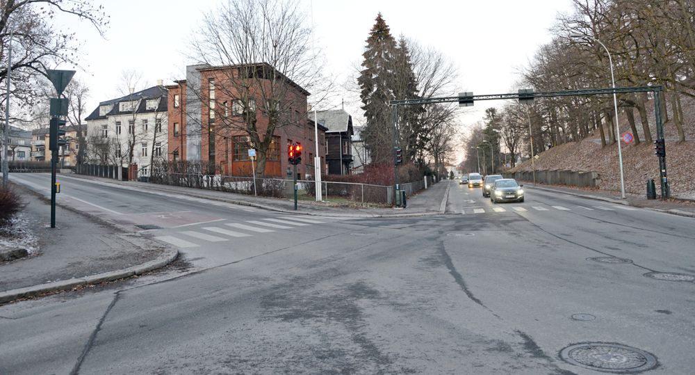 Både Ullevålsveien (til venstre) og Colletts gate (til høyre) skal få ny, svart asfalt på kjørebanen og ny, rød asfalt på sykkelfeltet. (Foto: Anders Haakonsen).