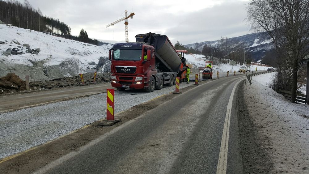 Fra første bil ankom arbeidsområdet klokken ti, til siste bil var tom i halv fire-tiden, hadde arbeidslaget lagt ut 96,5 tonn under krevende føreforhold.