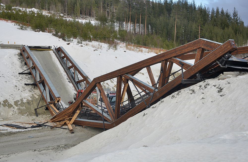 Brua av limtre ble montert i september i fjor som et ledd i utbyggingen av nye E6 i Gudbrandsdalen. Foto: Bård Bårdløkken / NTB scanpix.