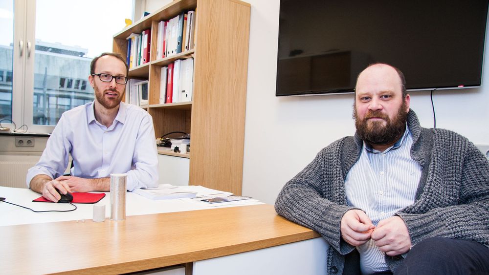 Martin Fernø (til venstre) og Geir Ersland ved Institutt for fysikk og teknologi ved Universitetet i Bergen jobber med et prosjekt hvor bevegelsene til CO2-skum i bergarter kartlegges ved hjelp av PET-skanner.