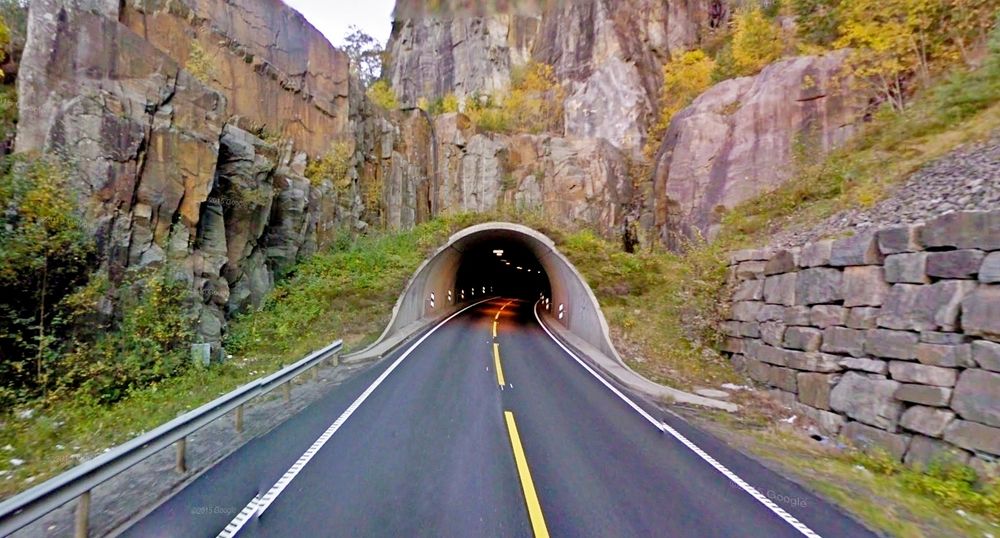 Dette er søndre portal i Logatunnelen på E39 nord for Flekkefjord. Traftec leder konkurransen om kontrakten på drift og vedlikehold av det elektriske anlegget i denne og 27 andre tunneler i Vest-Agder. (Foto.