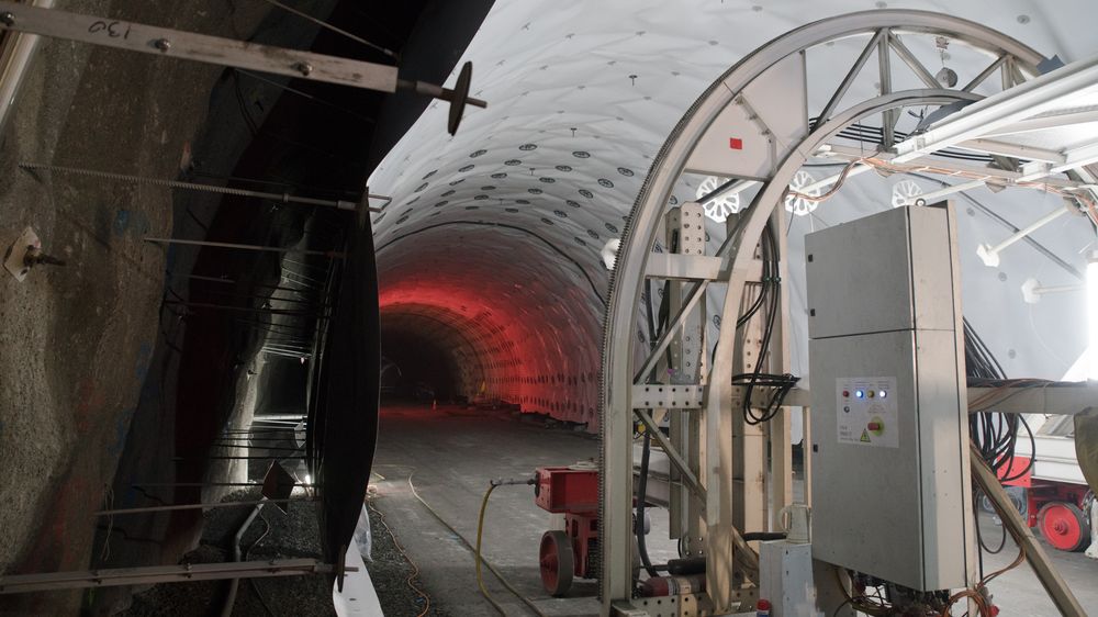 Flere fag får tilgang til tunnelen samtidig, slik at arbeidet skal kunne gjøres raskest mulig. Dermed inredes den øverste delen av tunnelen, samtidig som den drives videre i bunnen.