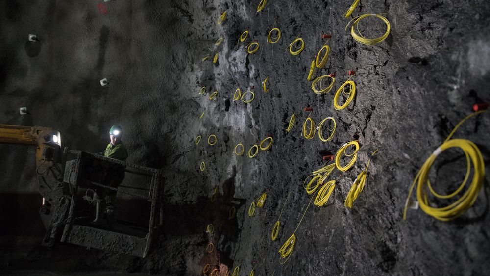 En ny salve klargjøres i den foreløpige enden på tunnelen, ved at 1000 kilo sprengstoff mates inn i fjellveggen.