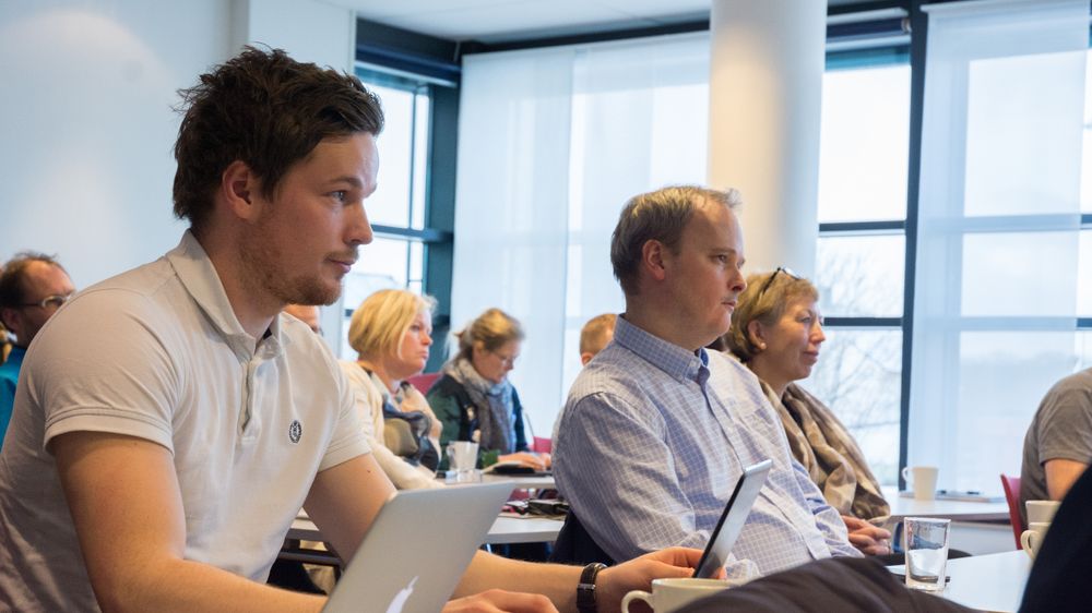 Tor Olav Aakre (til venstre) fra Jørpeland utenfor Stavanger er nyutdannet byggingeniør og arbeidsledig. Han jobbet inntil nylig som lærling, men er nå permittert. Helge Bjelland har jobb ut måneden, før også han må ut på arbeidsmarkedet. De var begge på kurs for arbeidsledige i Stavanger.