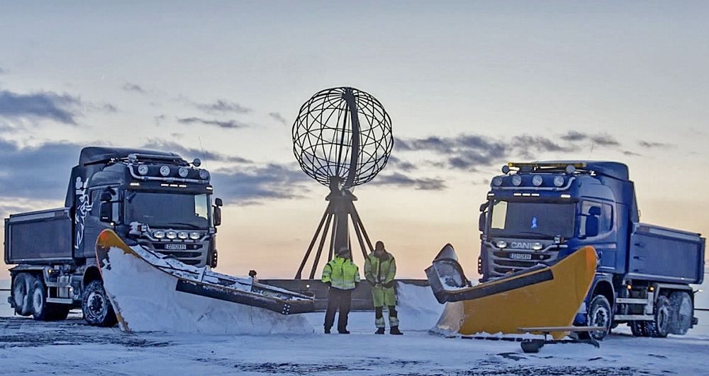 Mange er interessert i Norges nordligste brøytekontrakt. Bildet viser to av sjåførene og bilene som brøyter for Veidekke foran den kjente Nordkappgloben.