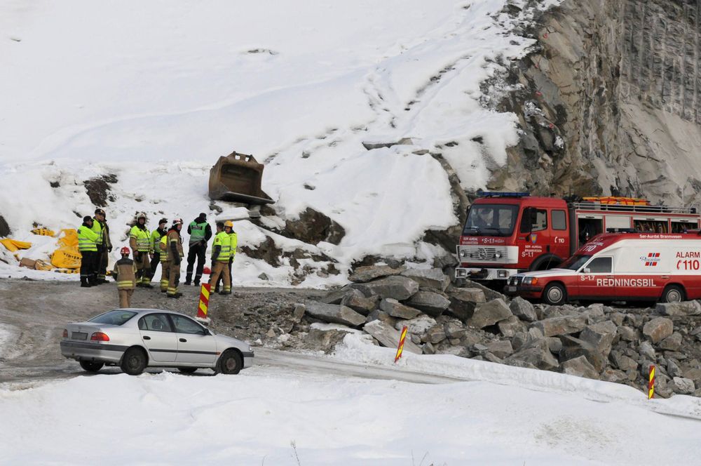 Mannskaper fra nødetatene ved stedet der en gravemaskinfører omkom i en sprengningsulykke mandag ettermiddag ved E16 mellom Bagn og Bjørgo i Valdres. Foto: