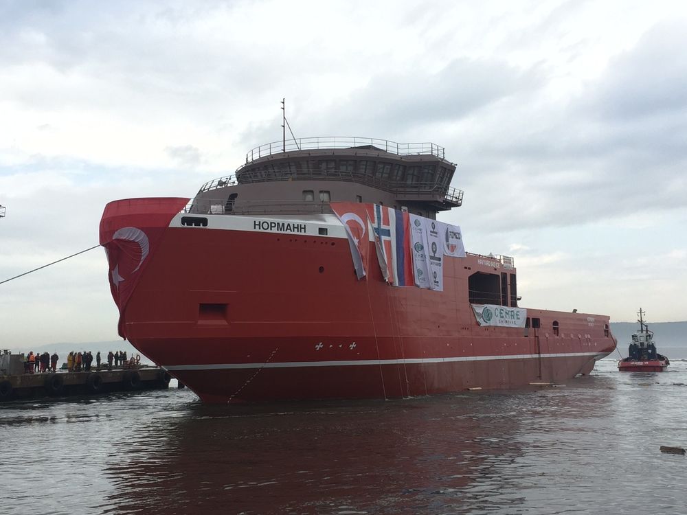 MV Normann og søsterskipet MV Pomor skal i slepes til Leirvik Verft for utrustning. Skipene ankommer ved månedsskiftet april/mai og skal levers det russiske rederiet i oktober.