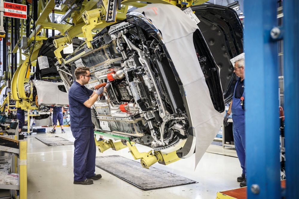Mercedes-Benz-produsenten erstatter roboter med mennesker i sin fabrikk i Sindelfingen i Tyskland. Årsaken er at maskinene ikke er fleksible nok til å takle alle spesialtilpasninger og valgmuligheter på bilene. .