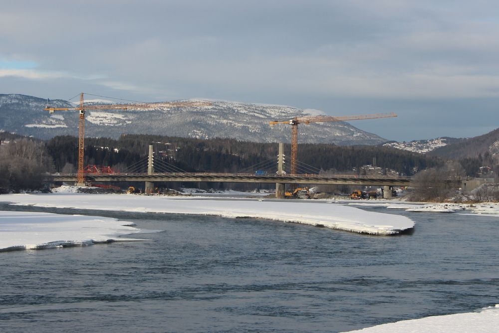 Harpe bru er ferdigstøpt. Nå gjenstår bare støping av kanter, oppsetting av rekkverk og asfaltlegging på den 330 meter lange brua.