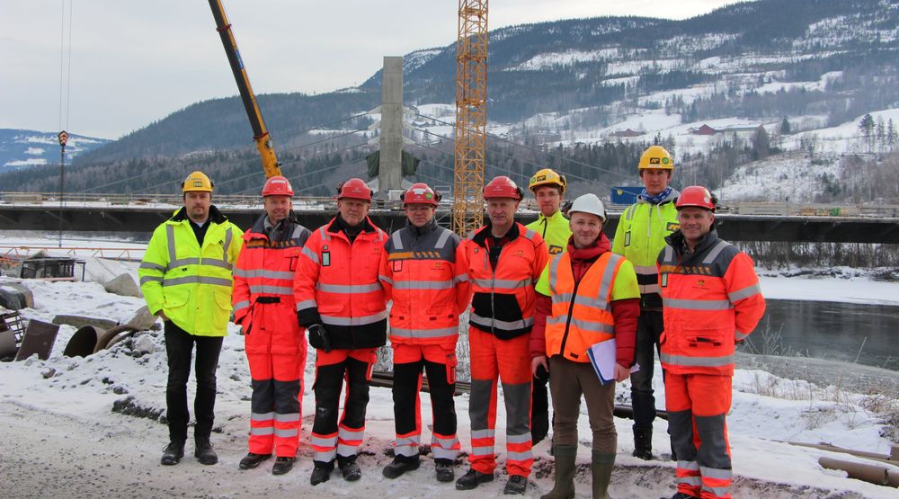 Disse har hatt ansvaret for byggingen av Harpe bru. Fra venstre: Mariusz Urbanski (Porr Norge), Knut Roland (koordinator ytre miljø Statens vegvesen), Jan Erik Wangen (kontrollingeniør Statens vegvesen), Jan Tore Kamp (SHA-rådgiver Statens vegvesen), Terje Ruud (kontrollingeniør Statens vegvesen), Pål Østen Solberg (anleggsleder AF), Arne Christensen (prosjekterende Johs. Holt AS), Knut Almeland Løne (kontrollingeniør AF), Stig Kjetil Methi (teknisk byggeleder Statens vegvesen).