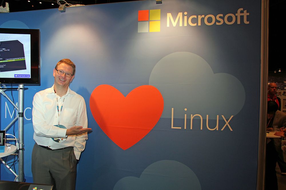 Microsoft Norges John Henrik Andersen forsøkte under JavaZone 2015 å overbevise deltakerne om at Microsofts tidligere Linux-hat har gått over til å bli ekte kjærlighet. Økningen av virtuelle Linux-servere i selskapets nettsky tyder på at kundene liker det de hører.