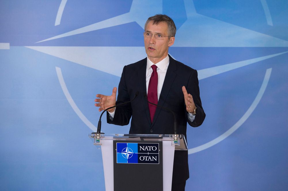 Det er tvilsomt at Jens Stoltenberg, generalsekretær i NATO, har hatt noe vesentlig med den nye avtalen med Microsoft å gjøre. Her er han avbildet under pressekonferanse i februar 2015.